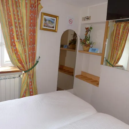 Hotel Logis Restaurant De L'isard 3*
