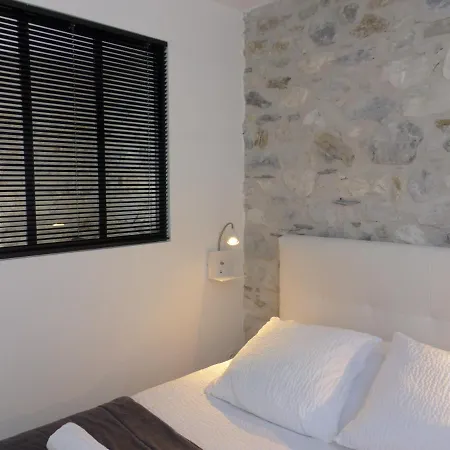 Hotel Logis Hotel Restaurant Auberge De L'Isard 3*